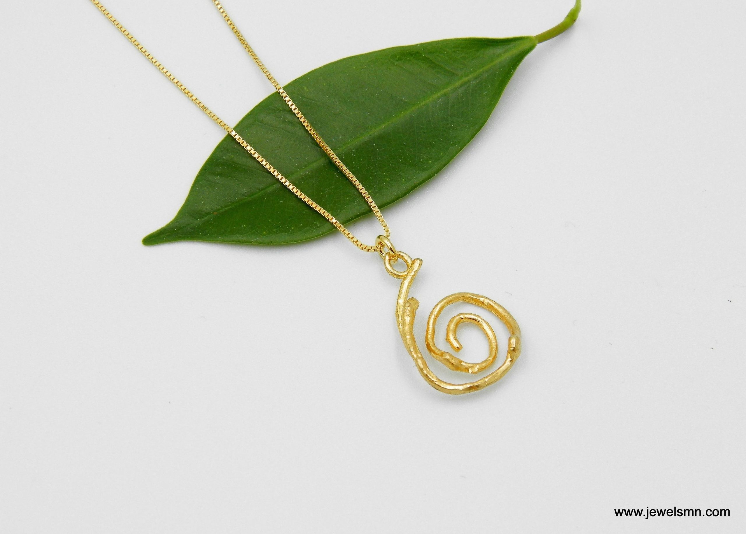 Collier avec pendentif en or en forme de véritable feuille de jasmin
