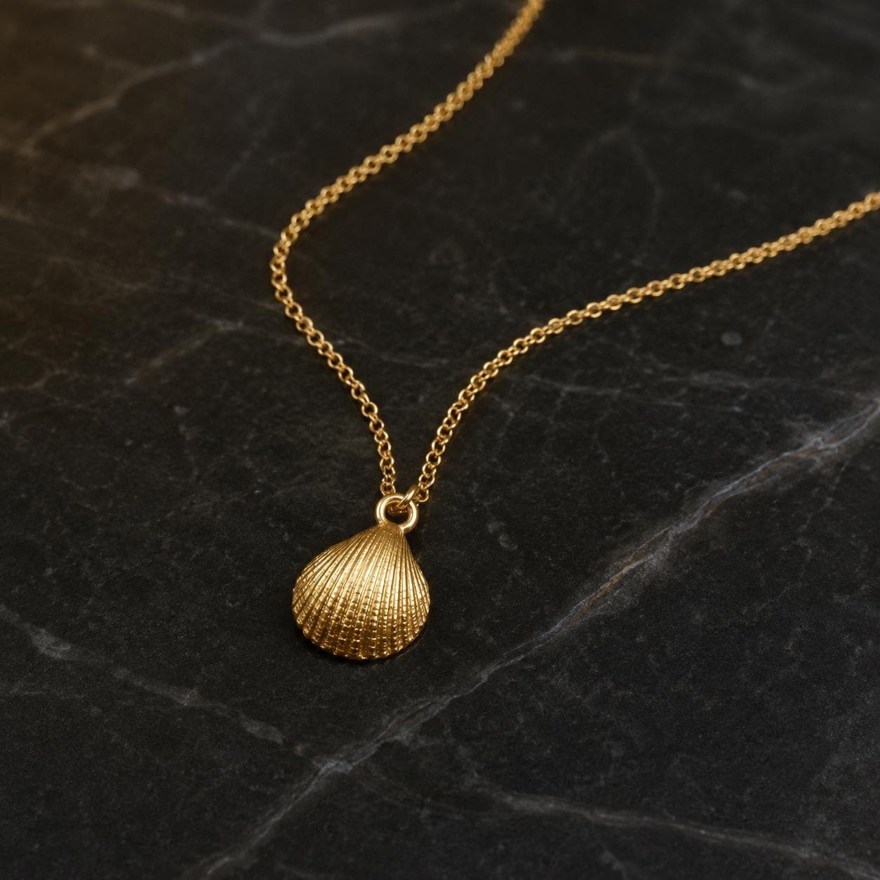 Collier avec coquillage, bijou fait main, en or ou en argent sterling 925.